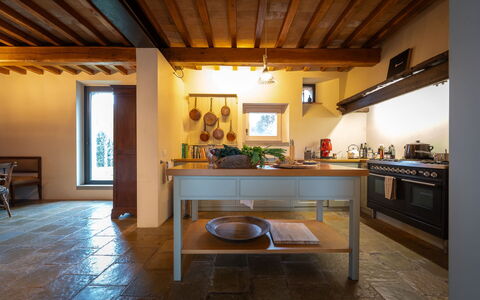 Casale le Fonti: Møbel, Indretning, Gulvbelægning, Køkken, Countertop, Træ, Loft, Etage, Belysning, Lysarmatur