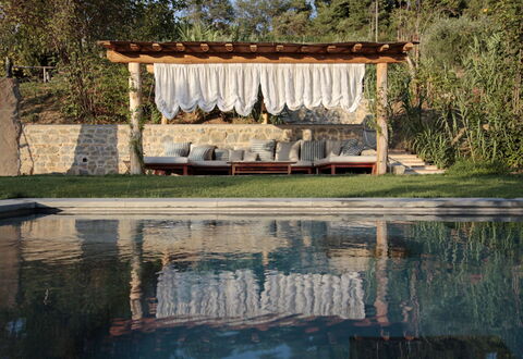 Casale le Fonti: Møbel, Udendørs Møbler, Flise, Svømmepøl, Skygge, Fritid, Udvej, Naturmateriale, Design, Hårdttræ