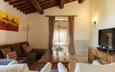 Podere Bella Vista: Møbel, Indretning, Couch, Gulvbelægning, Træ, Loft, Stue, Værelse, Etage, Belysning