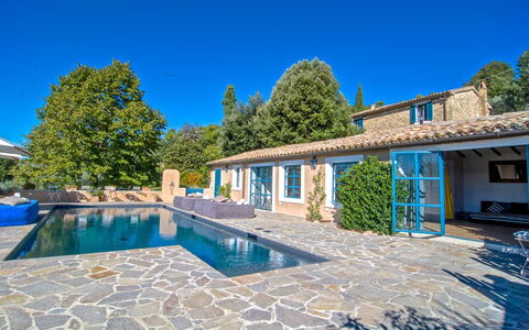 Villa Sagrantino: Blå, Svømmepøl, Skygge, Udendørs Møbler, Estate, Landscaping, Udvej, Water Feature, Villa, Eco Hotel