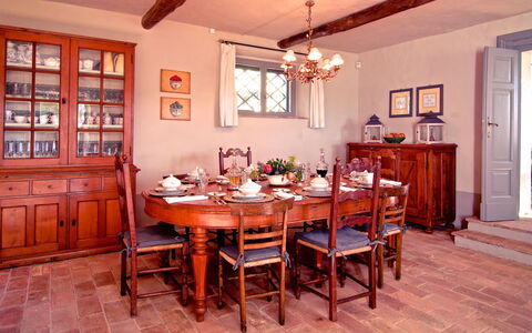 Villa Sagrantino: Møbel, Indretning, Bord, Stol, Træ, Spisestue, Gulvbelægning, Køkken & Spisebord, Værelse, Cabinetry