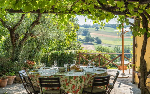 La Piccola Oasi: Møbel, Bord, Stol, Dug, Køkken & Spisebord, Udendørs Bord, Restaurant, Udendørs Møbler, Have, Skygge