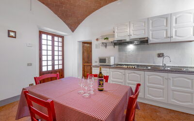 Rustico Apartment with Pool, Casole D'Elsa: Indretning, Møbel, Gulvbelægning, Loft, Køkken, Etage, Køkken Apparat, Værelse, Cabinetry, Countertop