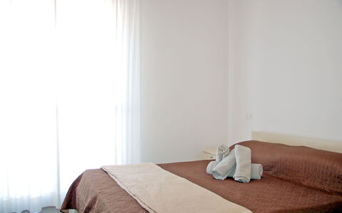 Marconi Seaside Residence, Pool, Wifi, Abruzzo: Møbel, Indretning, Seng, Etage, Soveværelse, Gulvbelægning, Træ, Værelse, Sengetøj, Sengetøj