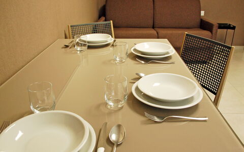 Marconi Seaside Residence, Pool, Wifi, Abruzzo: Møbel, Bord, Bordservice, Serveware, Køkken & Spisebord, Tallerkner, Stol, Plade, Spisestue
