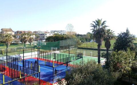 Appartamenti Della Rosa Seaside Abruzzo: Træ, Tennisbane, Skygge, Fritid, Ketsjer Sport, Net, Parkere, Landscaping