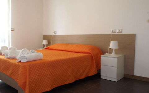 Residence Near The Sea - Abruzzo: Gulvbelægning, Etage, Træ, Indretning, Soveværelse, Orange, Sengetøj, Værelse, Loft, Seng