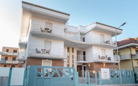 Residence Near The Sea - Abruzzo: Arkitektur, Altan, Hjem, Kompositmateriale, Lejlighed, Dør, Beton, Trappe, Gelænder, Dagslys