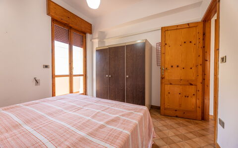 Giovanni Apartment In Gallipoli, Ac, Seaside: Seng, Soveværelse, Træ, Indretning, Sengetøj, Sengetøj, Etage, Lejlighed, Gulvbelægning, Værelse