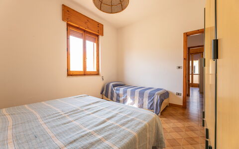 Giovanni Apartment In Gallipoli, Ac, Seaside: Træ, Indretning, Soveværelse, Etage, Seng, Gulvbelægning, Loft, Værelse, Lejlighed, Sengetøj