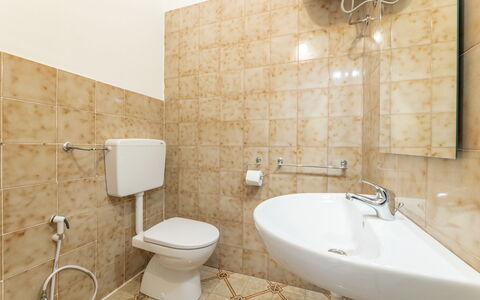 Sea View Apartment, Ac Gallipoli: Badeværelse, Toiletbræt, Sanitærarmatur, Gulvbelægning, Badeværelsesvask, Toilet, Etage, Indretning, Håndvask, Vvs