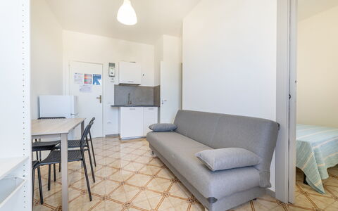 Sea View Apartment, Ac Gallipoli: Indretning, Gulvbelægning, Etage, Møbel, Værelse, Lejlighed, Stol, Skrivebord, Stue
