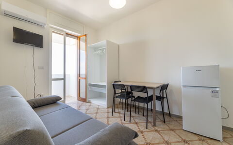Sea View Apartment, Ac Gallipoli: Gulvbelægning, Etage, Indretning, Møbel, Træ, Lejlighed, Loft, Værelse, Hjem, Trægulve