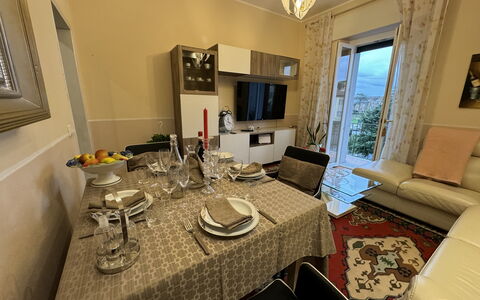 Sto Bene Qua: Indretning, Gulvbelægning, Møbel, Etage, Værelse, Loft, Stol, Lejlighed, Køkken & Spisebord, Spisestue