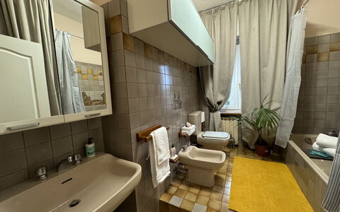 Sto Bene Qua: Gulvbelægning, Sanitærarmatur, Etage, Håndvask, Toiletbræt, Badeværelsesvask, Indretning, Badeværelse, Toilet, Vvs