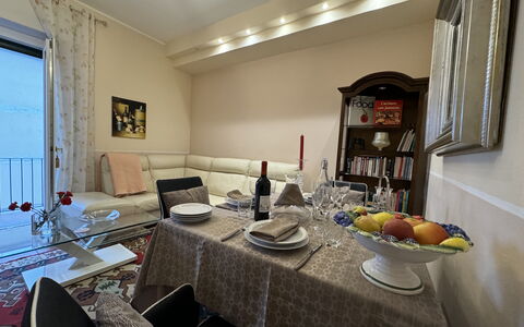 Sto Bene Qua: Møbel, Indretning, Gulvbelægning, Værelse, Etage, Loft, Træ, Couch, Belysning, Bord