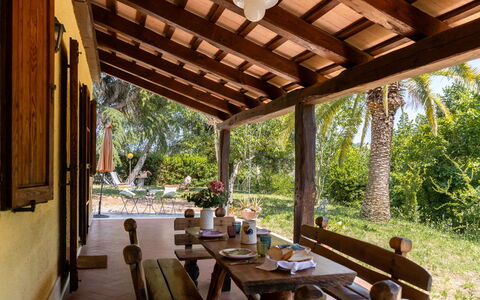 Casa Iume: Træ, Møbel, Bord, Skygge, Stol, Udvej, Udendørs Møbler, Veranda, Sommerhus, Bejdse