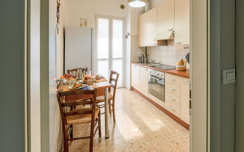 Lory House: Gulvbelægning, Etage, Indretning, Træ, Loft, Møbel, Countertop, Værelse, Belysning, Køkken