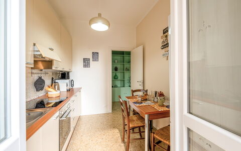 Lory House: Gulvbelægning, Indretning, Etage, Træ, Loft, Møbel, Værelse, Countertop, Køkken, Større Bandage