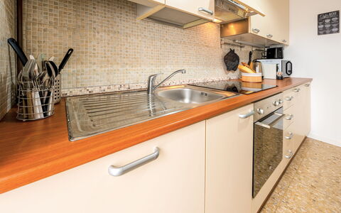 Lory House: Køkken, Countertop, Køkken Apparat, Større Bandage, Gulvbelægning, Køkkenvask, Indretning, Sanitærarmatur, Cabinetry, Etage