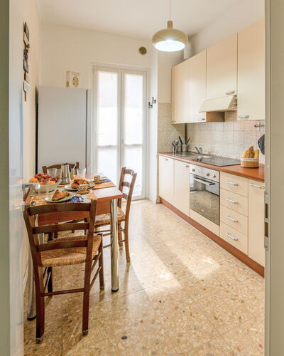 Lory House: Gulvbelægning, Etage, Indretning, Træ, Loft, Møbel, Countertop, Værelse, Belysning, Køkken