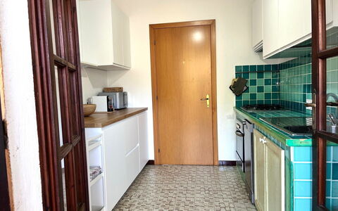Villasimius 674: Køkken, Indretning, Gulvbelægning, Træ, Countertop, Etage, Større Bandage, Køkken Apparat, Cabinetry, Belysning