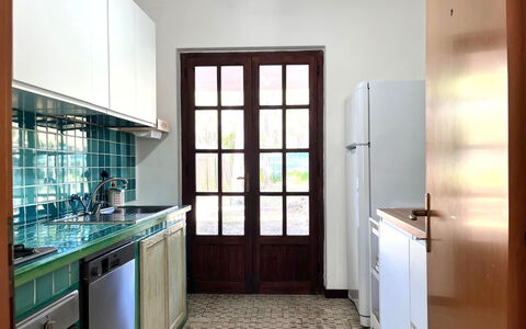 Villasimius 674: Køkken, Gulvbelægning, Indretning, Etage, Countertop, Træ, Møbel, Køkken Apparat, Håndvask, Cabinetry