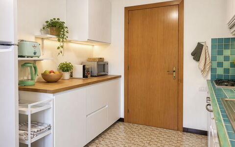 Villasimius 674: Køkken Apparat, Køkken, Countertop, Cabinetry, Større Bandage, Gulvbelægning, Indretning, Træ, Møbel, Etage