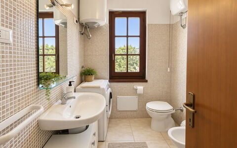 Villasimius 674: Sanitærarmatur, Badeværelse, Badeværelsesvask, Indretning, Toiletbræt, Toilet, Gulvbelægning, Håndvask, Etage, Tap