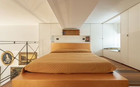 Portello Square Lux Apartment Genova: Indretning, Gulvbelægning, Møbel, Seng, Soveværelse, Etage, Træ, Sengetøj, Loft, Belysning