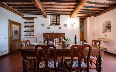 Green Hill Apartment In Tuscan Countryside: Møbel, Indretning, Gulvbelægning, Træ, Bord, Spisestue, Køkken & Spisebord, Etage, Loft, Værelse