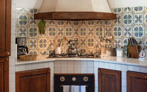 Green Hill Apartment In Tuscan Countryside: Køkken, Indretning, Gulvbelægning, Countertop, Etage, Flise, Cabinetry, Værelse, Loft, Køkken Apparat
