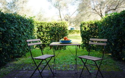 Monolocale Giglio di Mare: Møbel, Udendørs Møbler, Udendørs Bord, Udendørs Bench, Bunddække, Forår, Sollys, Skygge, Have, Stol