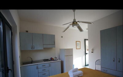 Monolocale Stella di Mare: Møbel, Etage, Soveværelse, Indretning, Gulvbelægning, Seng, Sengetøj, Loft, Sengetøj, Værelse