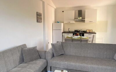 Bilocale le Dune: Møbel, Gulvbelægning, Couch, Etage, Indretning, Stue, Værelse, Lejlighed, Loft