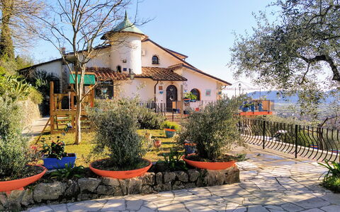 Villa Vernazza: Have, Sommerhus, Hacienda, Gård, Blomsterkrukke, Landscaping, Villa, Backyard, Stueplante