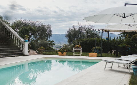 Villa Vernazza: Svømmepøl, Fritid, Udendørs Møbler, Udvej, Blomsterkrukke, Flise, Ferieby, Paraply, Ferie, Stueplante