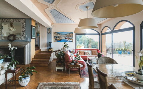 Villa Vernazza: Møbel, Indretning, Bord, Couch, Stol, Stue, Stueplante, Kaffebord, Bejdse
