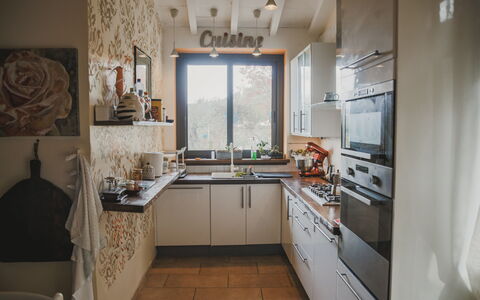 Villa Vernazza: Køkken, Countertop, Køkken Apparat, Indretning, Møbel, Større Bandage, Cabinetry, Træ, Gulvbelægning, Værelse