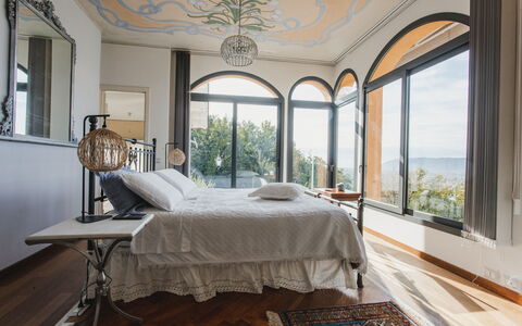Villa Vernazza: Møbel, Seng, Indretning, Soveværelse, Sengetøj, Sengetøj, Sengetøj, Etage, Belysning, Bed Frame