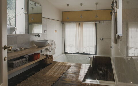 Villa Vernazza: Indretning, Væg, Sanitærarmatur, Gulvbelægning, Etage, Badeværelse, Badeværelsesvask, Loft, Håndvask, Tap