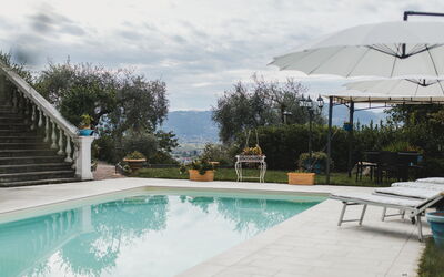 Villa Vernazza: Svømmepøl, Fritid, Udendørs Møbler, Udvej, Blomsterkrukke, Flise, Ferieby, Paraply, Ferie, Stueplante