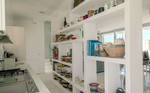 Villa Rosa Del Mare: Indretning, Møbel, Hylde, Reoler, Loft, Gulvbelægning, Køkken, Hjem, Etage, Belysning