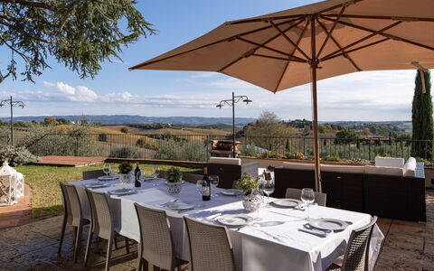 Villa L'elsa Beautiful Country Home With View: Møbel, Bordservice, Bord, Mad, Stol, Barware, Glasservice, Restaurant, Drinkware