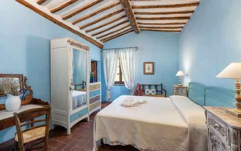 Podere Lorena, Charming Tuscan Farmhouse: Møbel, Seng, Soveværelse, Gulvbelægning, Indretning, Etage, Textile, Sengetøj, Sengetøj, Sengetøj