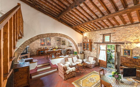 Podere Lorena, Charming Tuscan Farmhouse: Møbel, Væg, Indretning, Stol, Hjem, Gulvbelægning, Bord, Loft, Stenmur, Stue