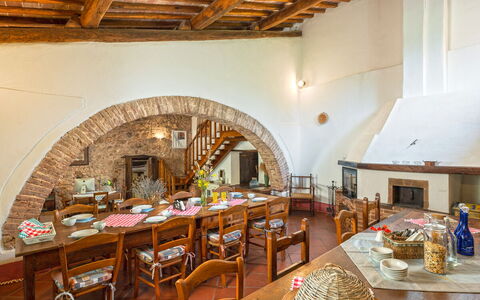 Podere Lorena, Charming Tuscan Farmhouse: Møbel, Væg, Træ, Bord, Indretning, Køkken & Spisebord, Gulvbelægning, Loft, Spisestue, Stol