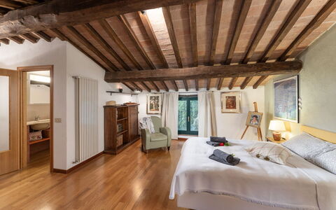 Casale del Timignano, Private Villa with Huge Gard: Møbel, Indretning, Seng, Soveværelse, Væg, Gulvbelægning, Loft, Træ, Etage, Værelse