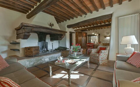 La Dimora del Chianti Dimora: Stunning Tuscan Vill: Møbel, Væg, Gulvbelægning, Indretning, Hjem, Værelse, Etage, Stue, Loft, Belysning