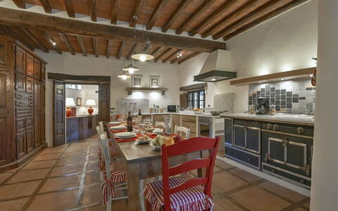 La Dimora del Chianti Dimora: Stunning Tuscan Vill: Møbel, Køkken, Indretning, Gulvbelægning, Countertop, Cabinetry, Træ, Køkken Apparat, Loft, Etage